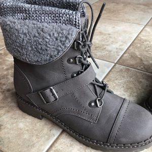 Cute and Stylish Gray Sweater Cuff Tie Front Boots - Sz 7